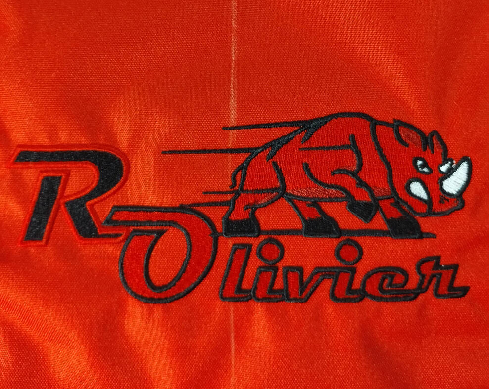 Profesjonalny haft "ROlivier" na czerwonym materiale