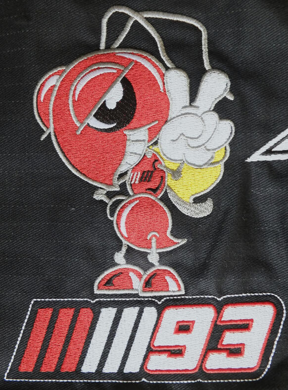 Haft płaski czerwona biedronka "MM 93" na kocu do ścigaczy