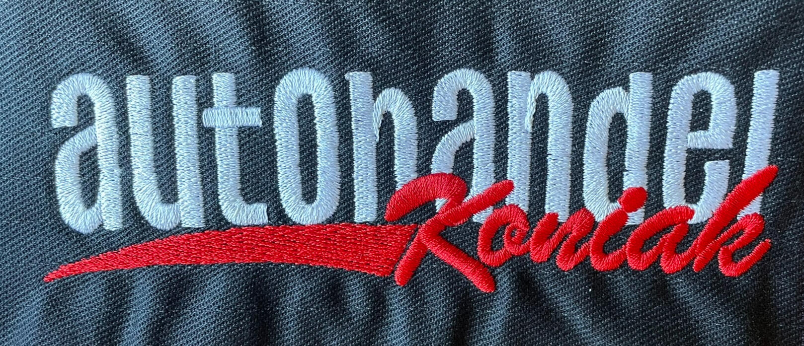 Biało-czerwony Haft Komputerowy Autohandel Koniak na czarnym kocu