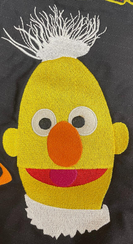 Komputerowy Haft żółtego Muppeta